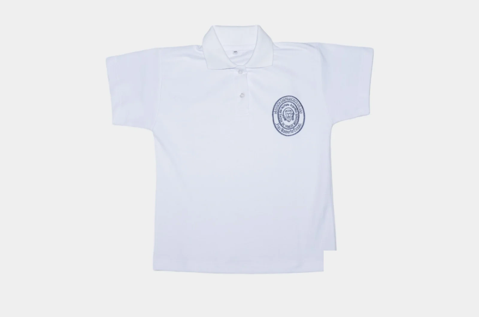 Chomba blanca de Esquiú con emblema bordado