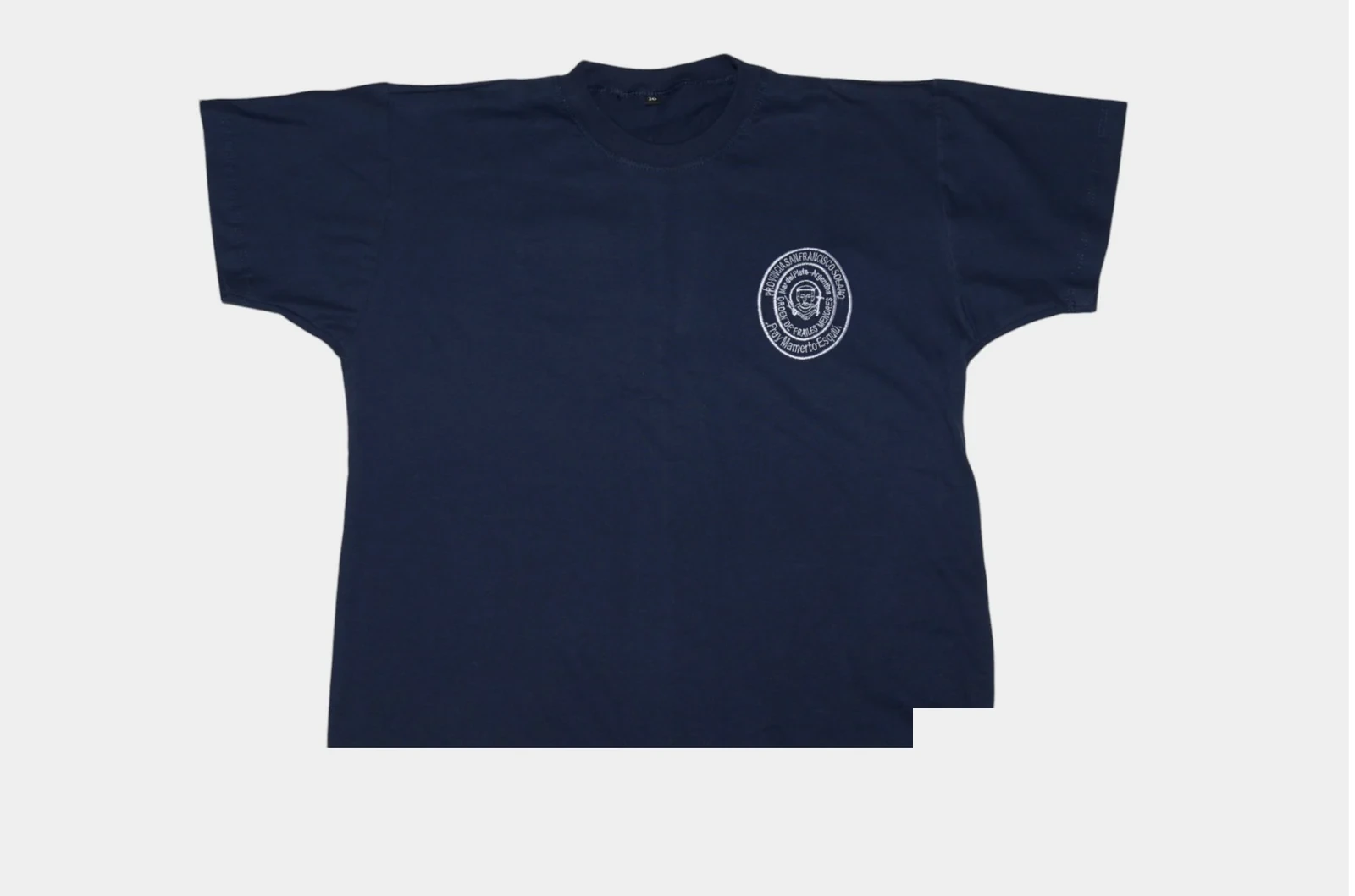 Remera azul marino de Esquiú con emblema bordado