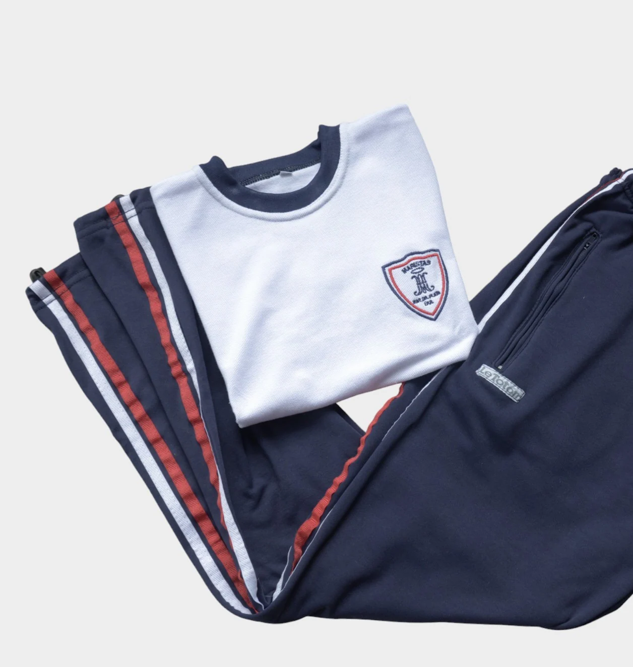Remera blanca y pantalón deportivo azul marino de Peralta Ramos