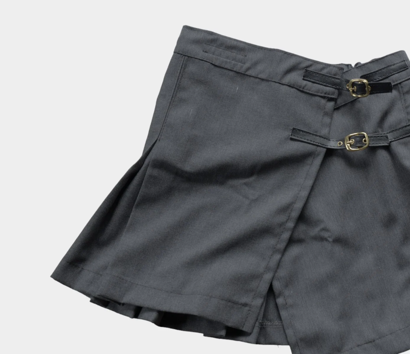 Pollera short gris con hebillas de Peralta Ramos