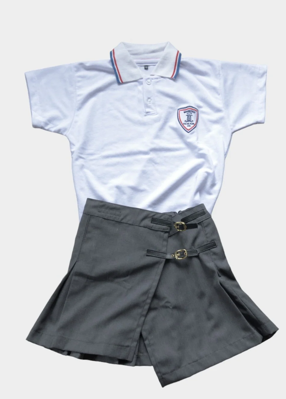 Chomba blanca y pollera short gris de Peralta Ramos