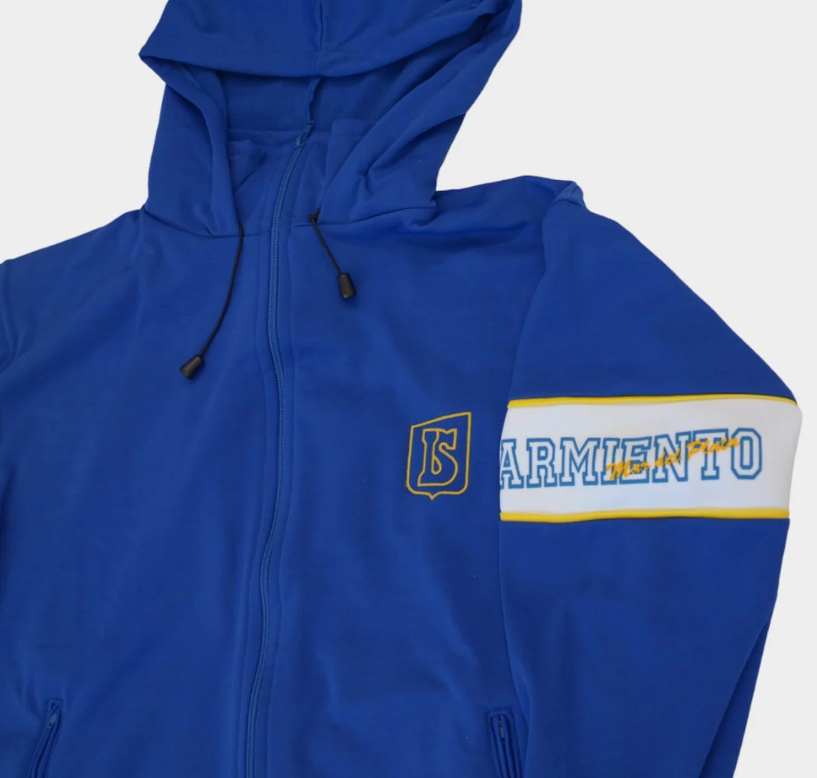 Campera deportiva azul Francia con capucha de Sarmiento