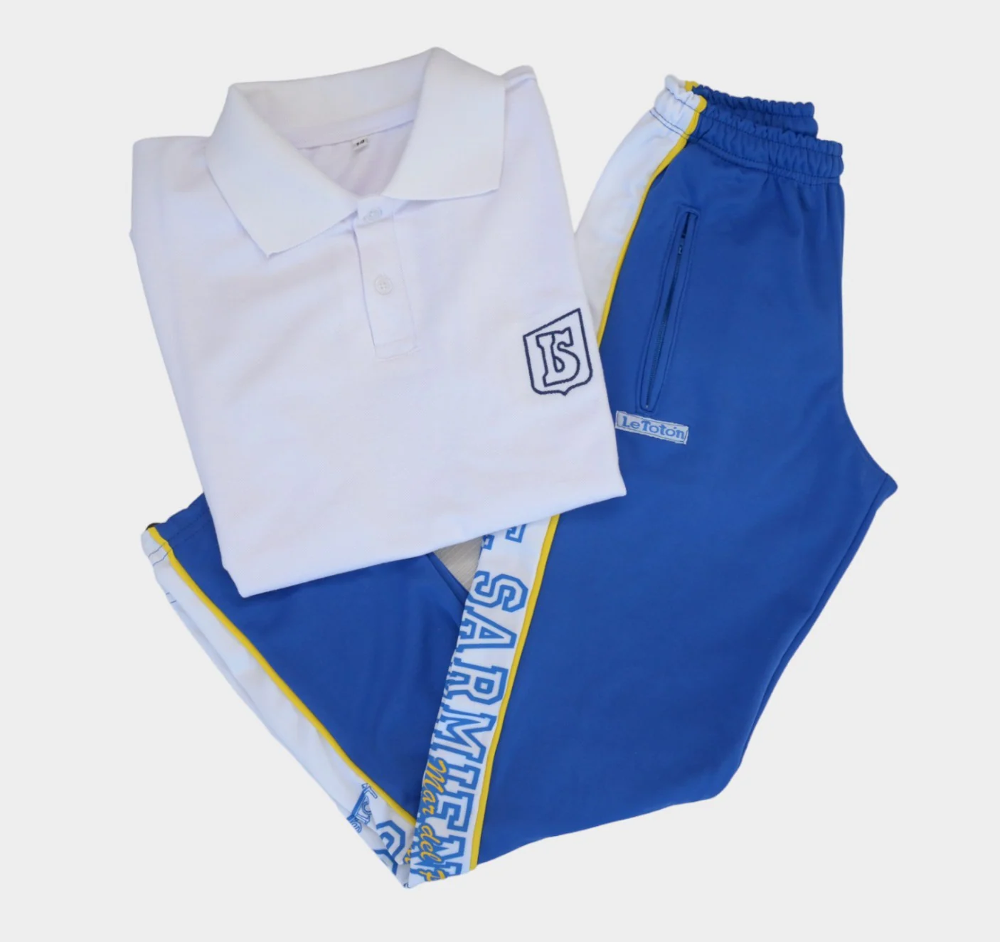 Chomba blanca y conjunto deportivo azul de Sarmiento