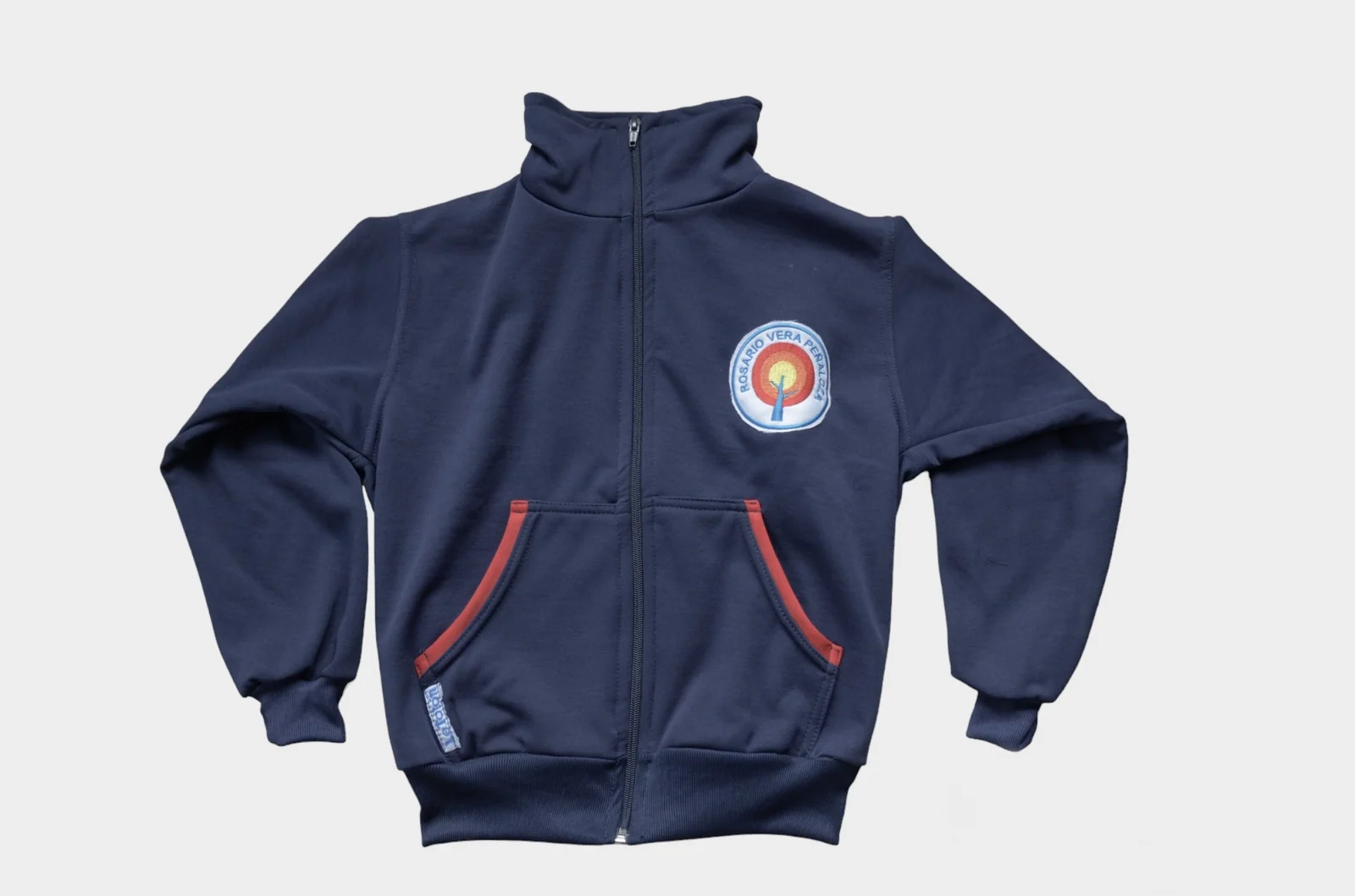Campera azul marino de Vera Peñaloza con detalles rojos