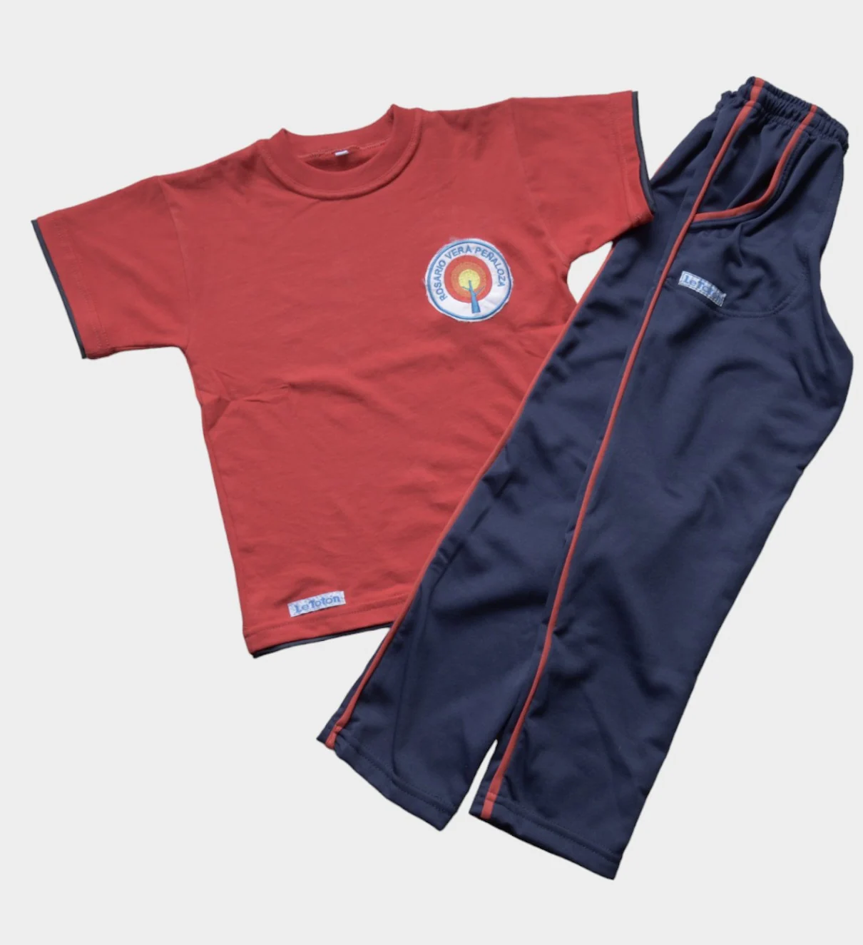 Remera roja y pantalón azul marino de Vera Peñaloza